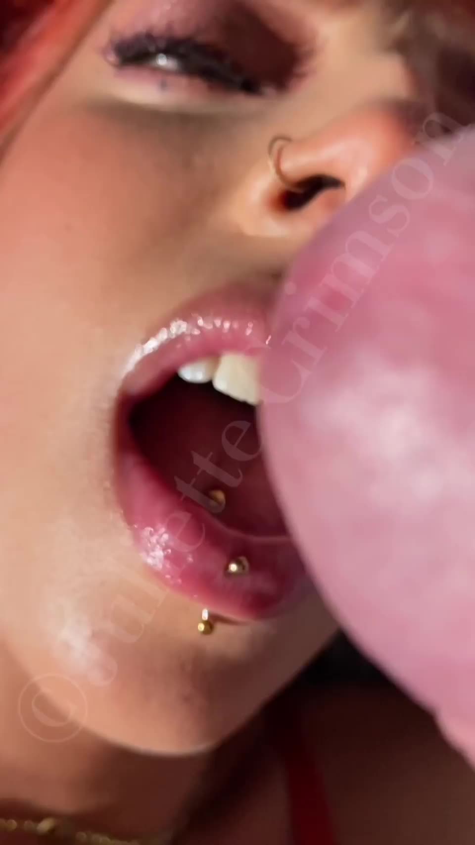 The key to a good blowjob is lots of eye contact : video clip