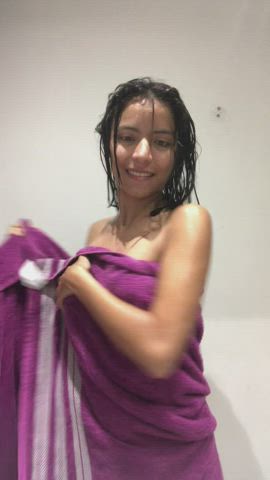 Coming out of a delicious shower : video clip