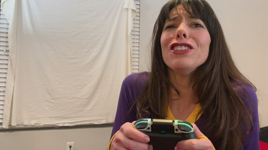 Cheerleader Tries Video Game... Gets Facialed : video clip