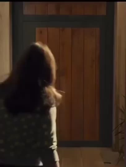 Emilia Clarke is so petite but still has the fattest little cheeks : video clip