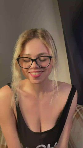 I never really wear my glasses in photos, but i think they look kinda cute here : video clip