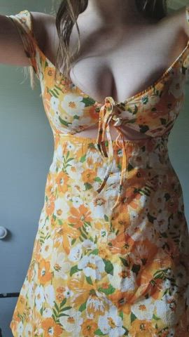 You can hide under the dress : video clip