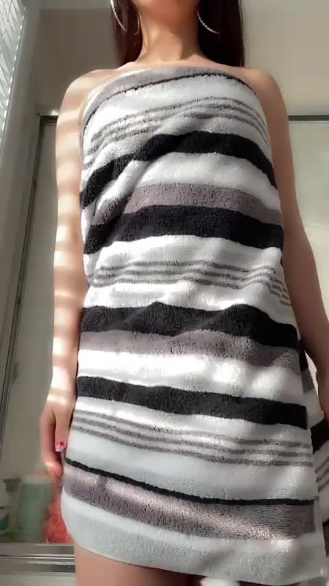 Oops.. my towel fell 😅 : video clip