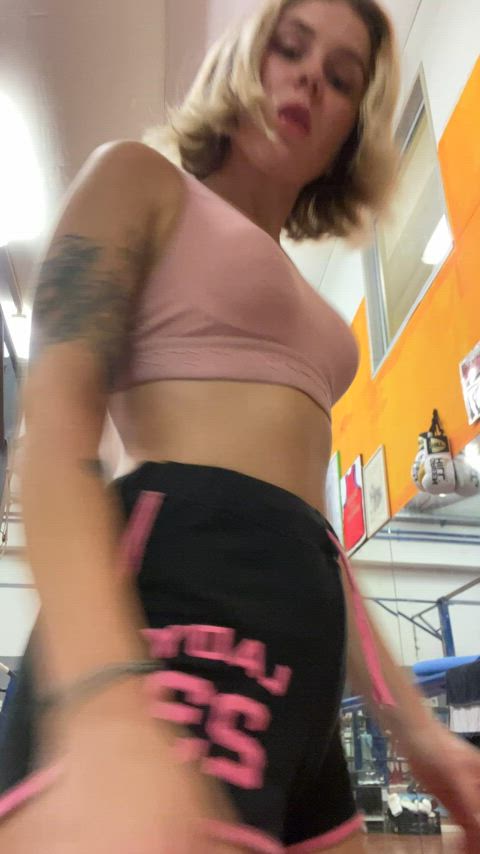 had to let my sweaty boobs breathe at the gym : video clip