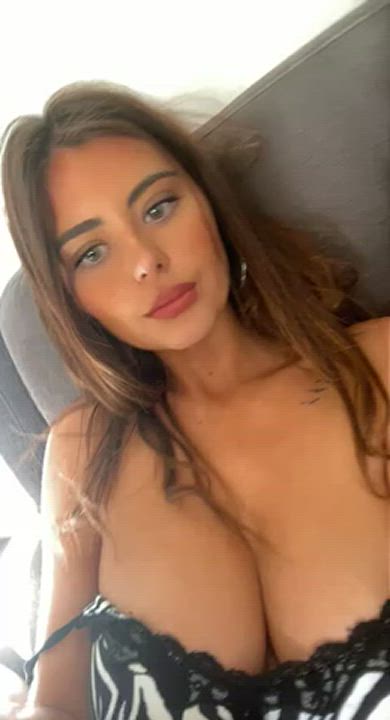 Brenda Mauvage making out with her friend : video clip