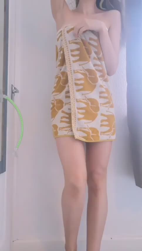 I’ll part my legs if you part my lips : video clip