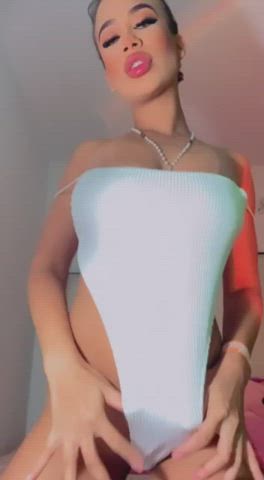 I love showing my body off to men : video clip