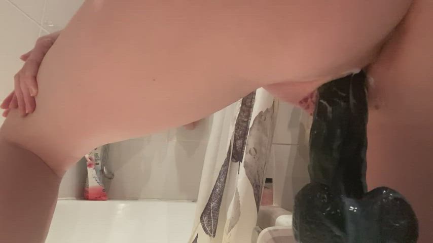 Her pussy gets creamy when she rides her toy : video clip