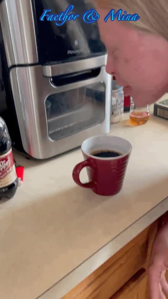 How I add cream to my coffee 💦😘 : video clip
