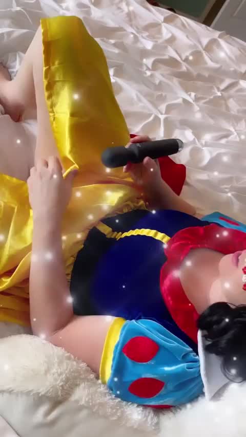 Squirting while masturbating before a gangbang : video clip
