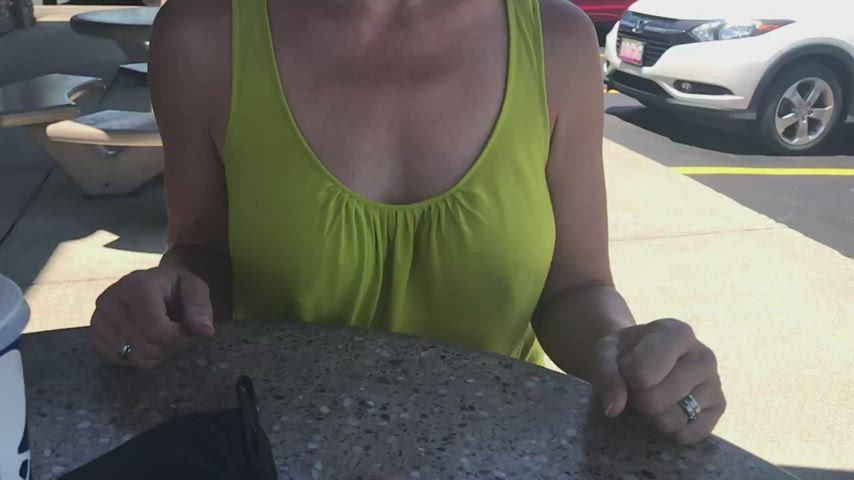 Slow motion sway in an outdoor restaurant : video clip