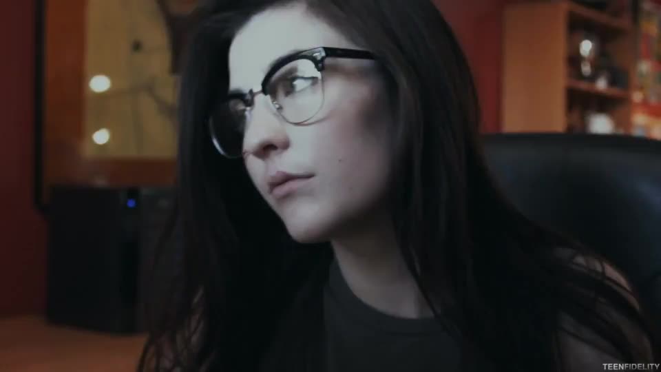 Getting Fucked With Her Glasses On Then Creampied : video clip