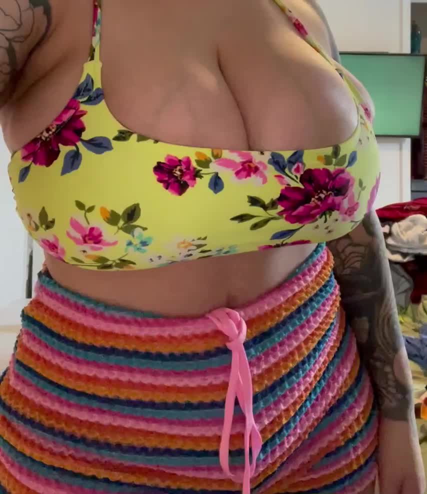 This swimsuit deserves an award for strength : video clip