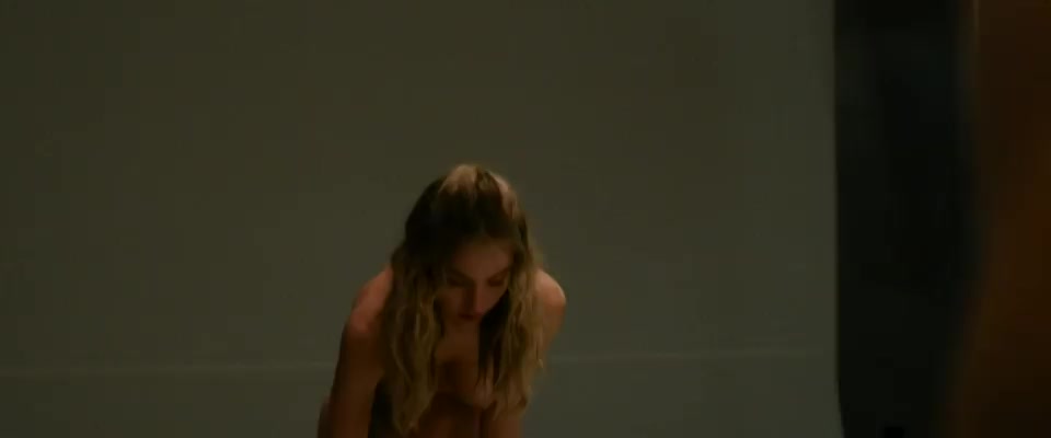 Sydney Sweeney in "The Voyeurs" : video clip