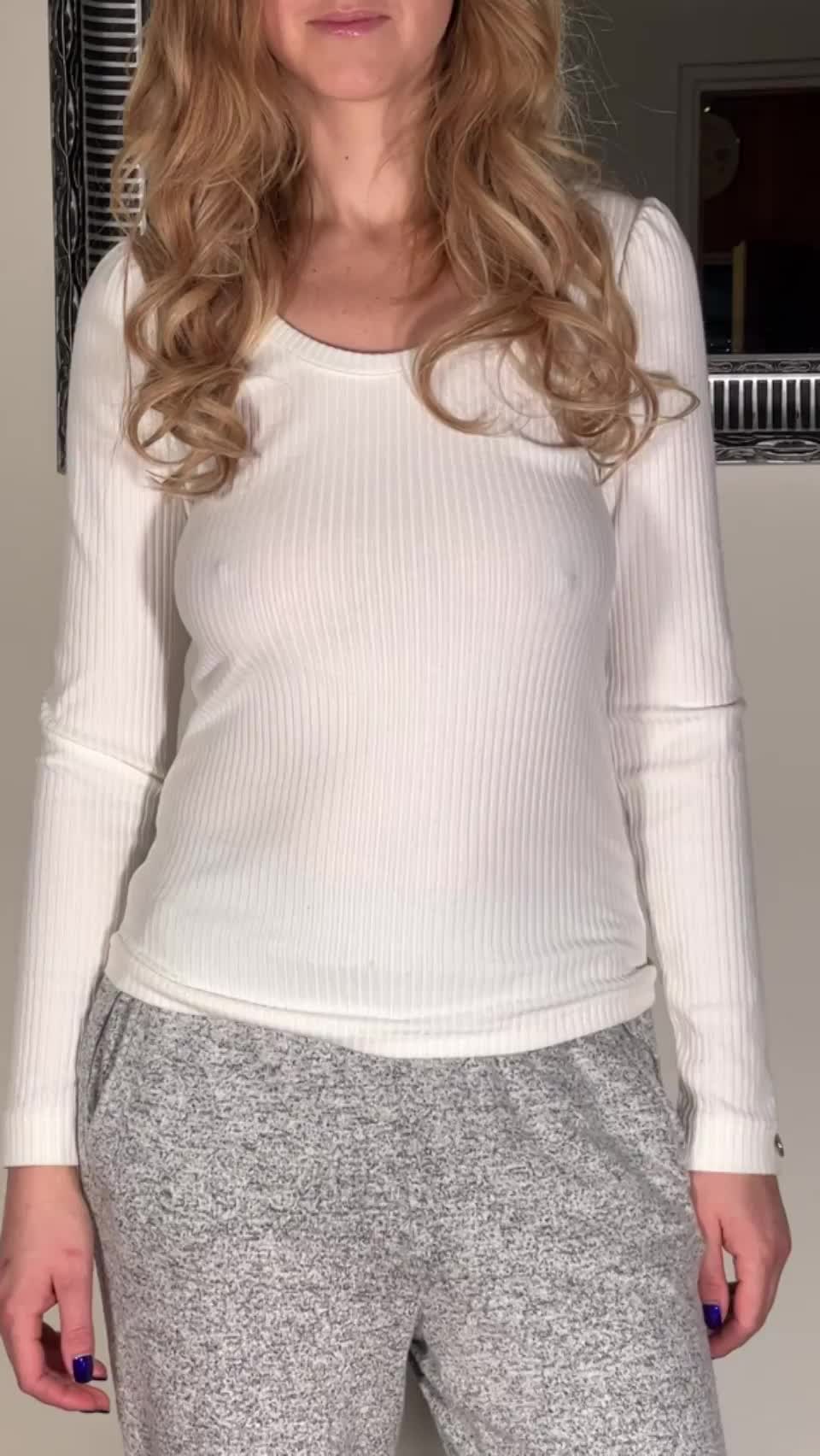 Pussy hair, don't care. I'm rocking the natural look and feeling great : video clip