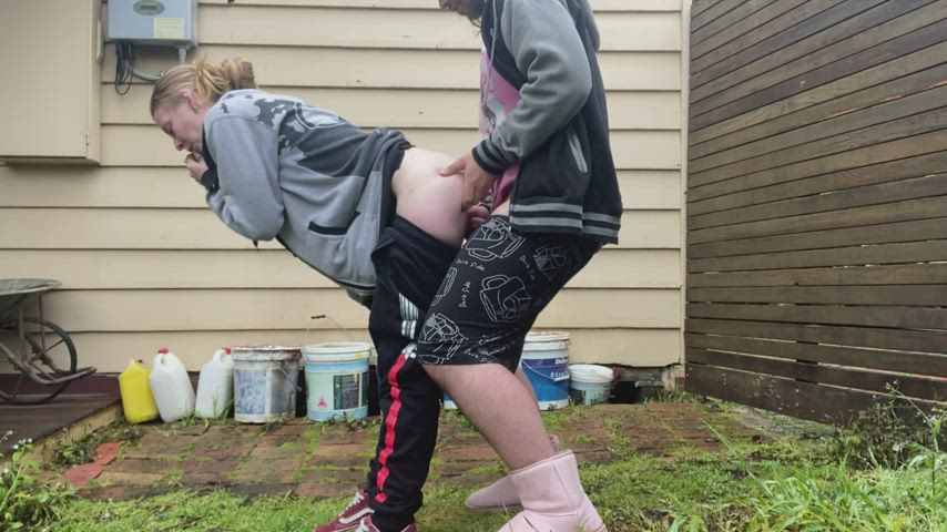 Just a lil quickie outside : video clip