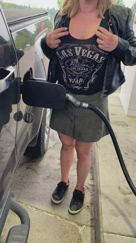 Dared to fuel my truck topless! [GIF] : video clip