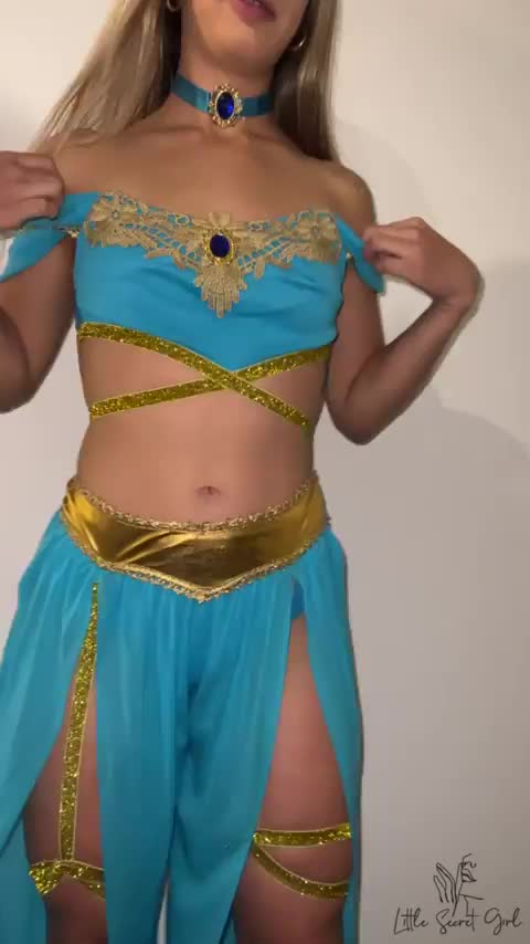 Someone needs to come breed this Disney princess pussy : video clip