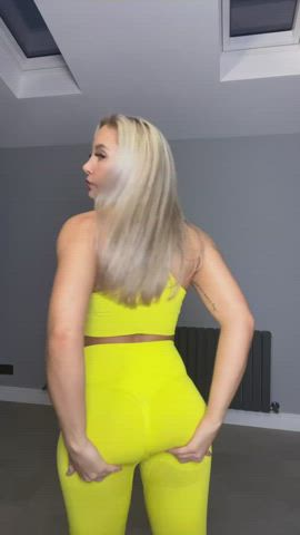 Whenever I wear my leggings I can’t help but to jiggle it, hope you don’t mind this : video clip