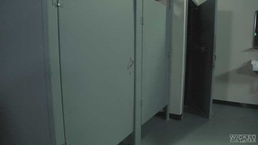 Mia Little gets bathroom anal : video clip