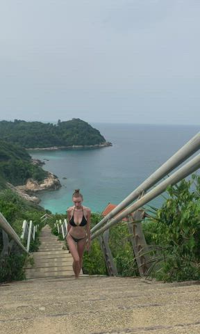 Busty bikini girl OnOff : video clip