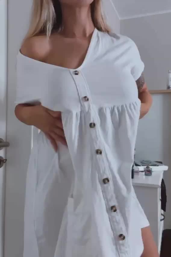 What I hide under my flowy dress - backside at the end :) (20f) : video clip