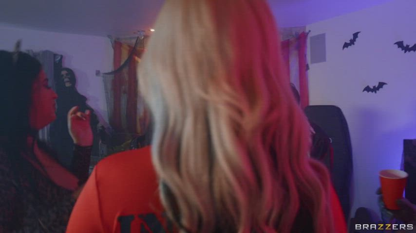 [FFM] Spooky Season Does Something To People : video clip