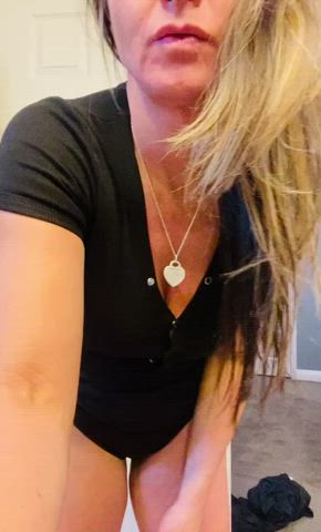 Momma is breaking this holiday weekend wide open. 39yo w 3 kids : video clip