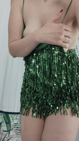 i'm looking like a sexy fat ass version of a christmas tree you need to put a gift under my skirt (18F) : video clip