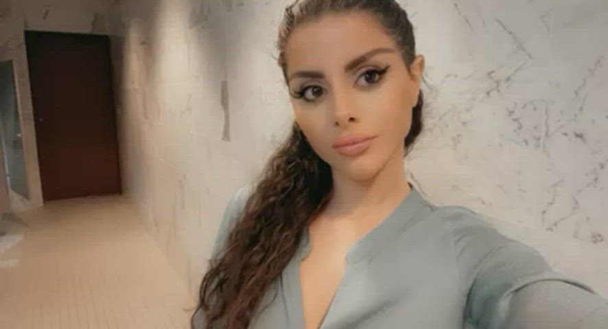 Wear a minimizing bra in public to try to hide these massive natural breasts : video clip