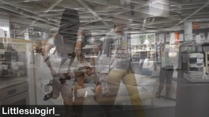 Littlesubgirl - Flashing my pussy in public : video clip