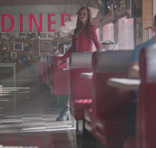 Madelaine Petsch, leggy and Cleavage : video clip