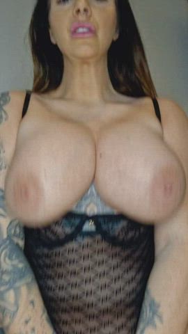 huge milfers bouncing : video clip