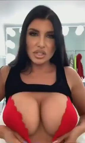 Romi Rain shows the goods : video clip