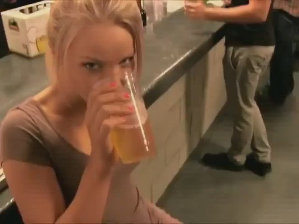 Hot Chick In A Bar Shows Everything : video clip
