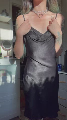 Any of you goons like small tiddied goth Asians? : video clip
