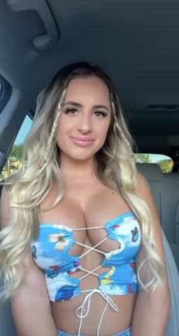 I love a little public fun 😈 : video clip