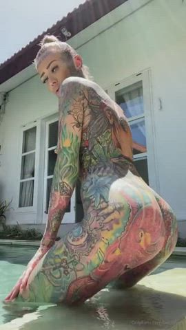 hot babe gets naked outdoor : video clip