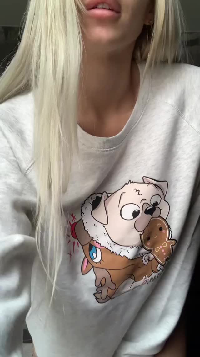 such a cute Christmas sweater, but it's very cold in it, keep me warm! : video clip
