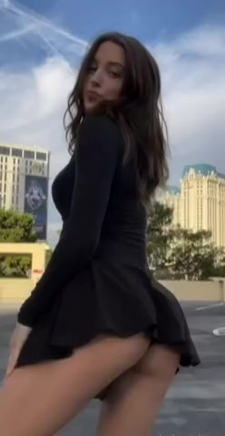 TikToker Karli Mergenthaler seducing with her moves : video clip