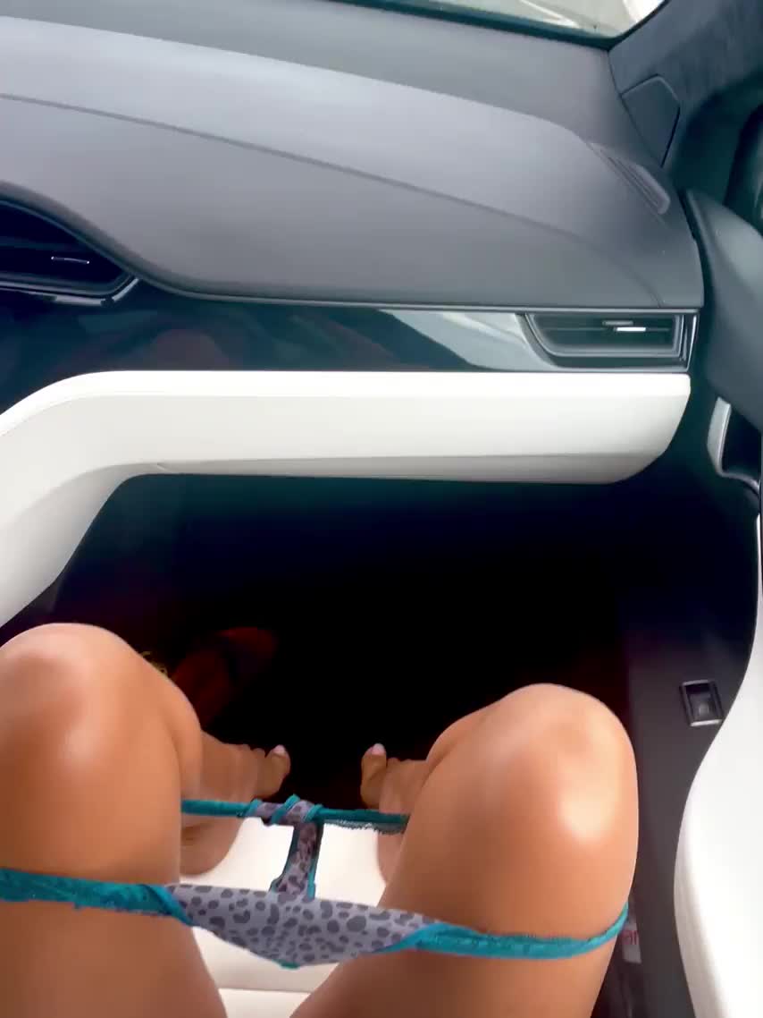 Stop at this parking, I need to be fucked : video clip
