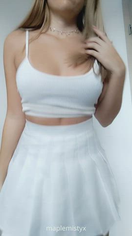 Good girls like me don't wear anything under : video clip