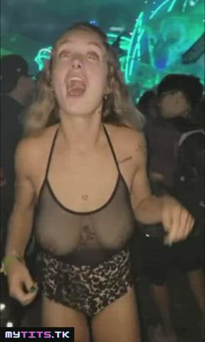 Shake the tits and start the day : video clip