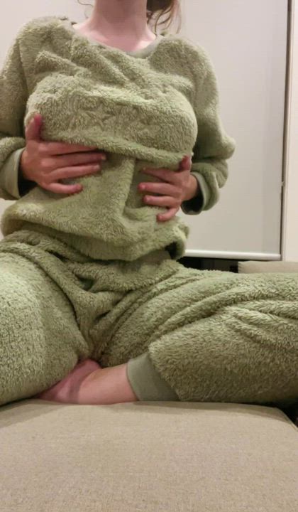 Do I look submissive and breedable? : video clip