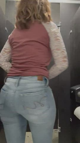 MILF Fingering Pussy in Bathroom at kid’s birthday party : video clip