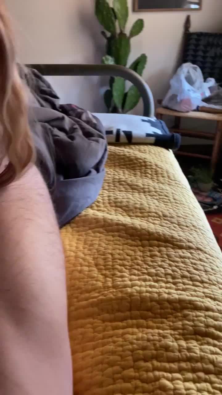 This is how I wake guys up in the morning : video clip