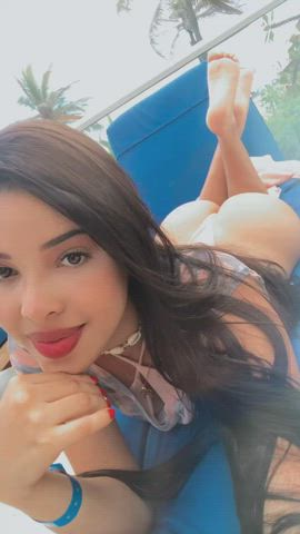 i m waiting for someone because i m not feeling good anymore🙄 : video clip