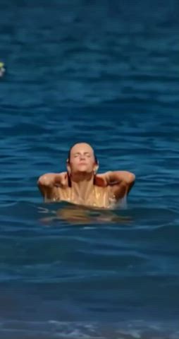 Can we take a second to appreciate the spectacular slow motion bounce of Brooklyn Decker’s god-given titties? Science don’t make ‘em like that! Just Go With It. 2011 : video clip