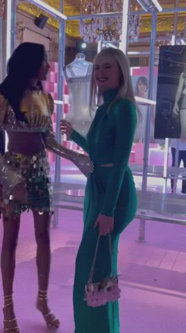 The ass on Elle Fanning : video clip