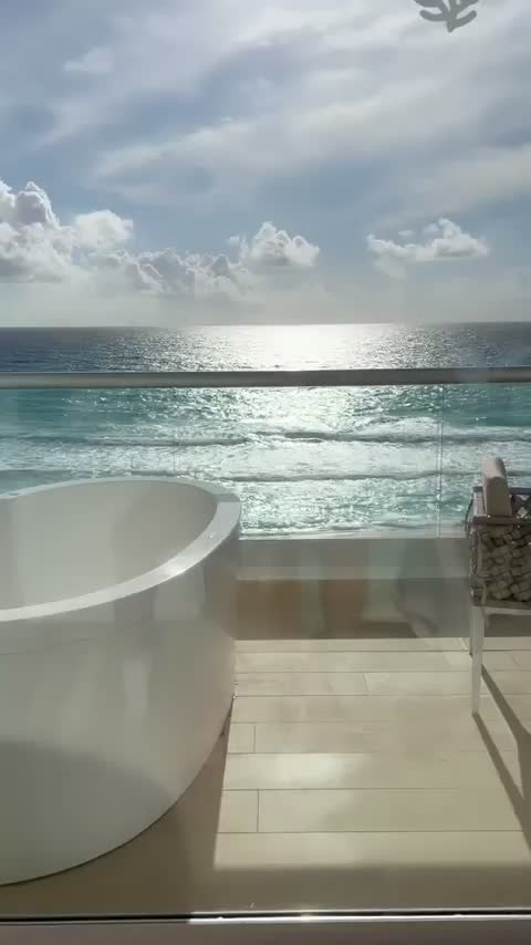 Sucking his cock by the ocean : video clip